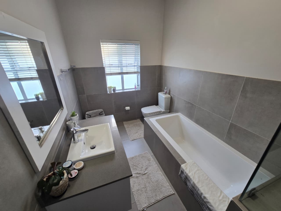 4 Bedroom Property for Sale in Kingswood Golf Estate Western Cape